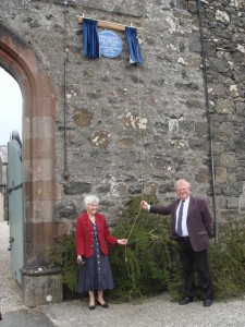Susie Mackie unveils a blue plaque in honour of George Macartney